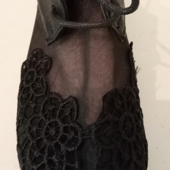 🎁 FREE GIFT INCLUDED 🎁NWOT Mesh Embroidered Shoes Square Heel Lace Up - Picture 4 of 9
